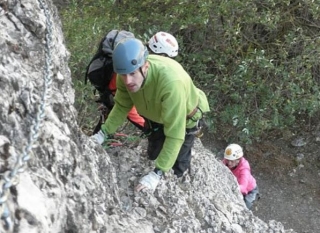  Equipped with gloves to ascend 